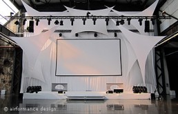 Bühnenbild-Beispiel: Strechsegel-Installation